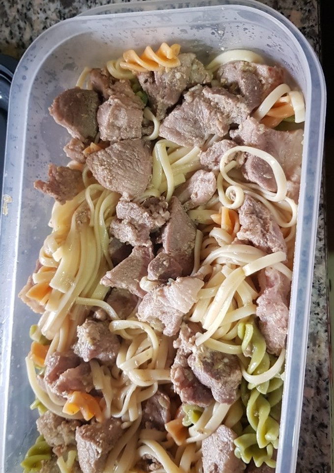 Una foto de Pasta y carne en salsa. Aprovechamiento