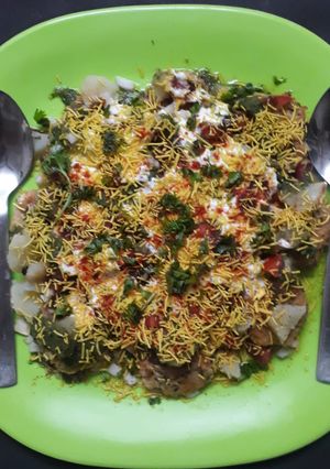 A picture of Rice tikki chaat.