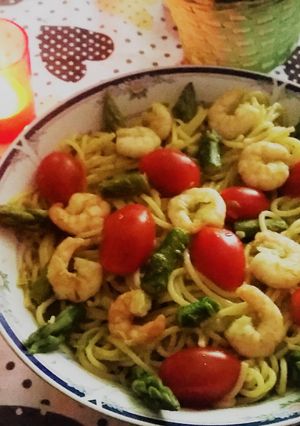 Foto di Spaghetti con gamberetti e asparagi