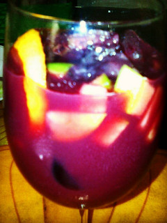 Una foto de Sangría refrescante 🍹🍎🍇🍋🍉🍏🍊