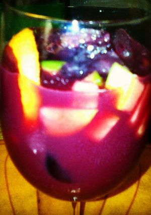 Una foto de Sangría refrescante 🍹🍎🍇🍋🍉🍏🍊