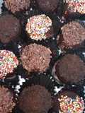 Bola bola biskuit coklat