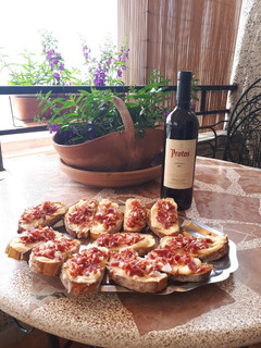 Una foto de Pan Tostado con All-i-oli y Jamón