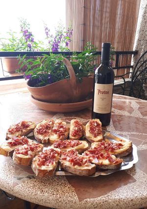 Una foto de Pan Tostado con All-i-oli y Jamón