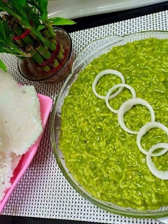 A picture of Palak khichdi.