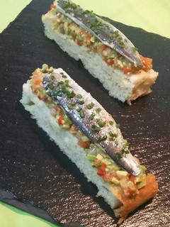 Una foto de Focaccia con guacamole y sardinas marinadas