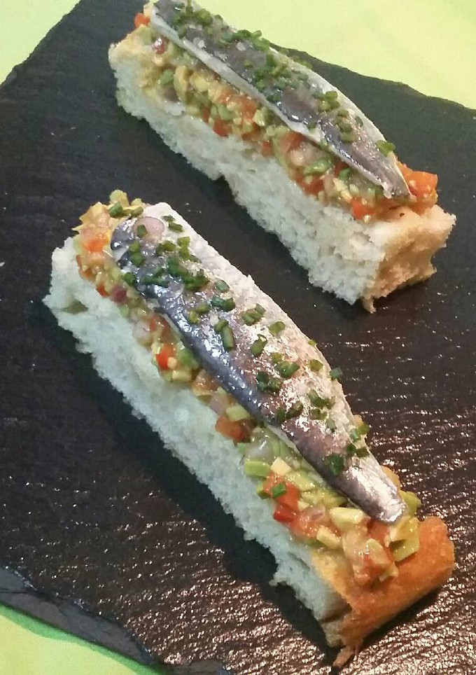 Una foto de Focaccia con guacamole y sardinas marinadas