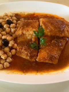 Una foto de Bacalao a la vizcaína con garbanzos