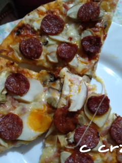Una foto de Pizza carbonara con chorizo y boletus