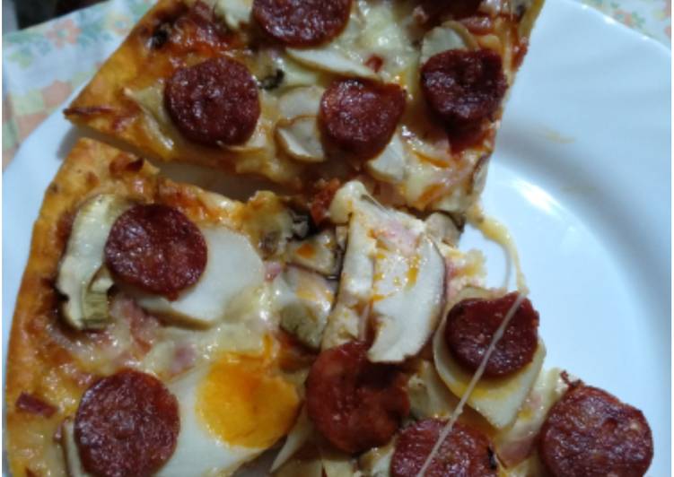 Pizza carbonara con chorizo y boletus