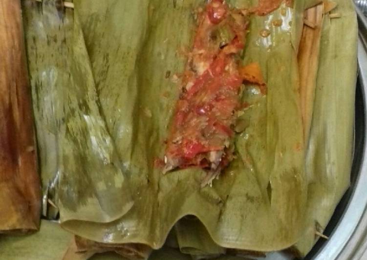 Bagaimana Menyiapkan Pepes tongkol, Enak