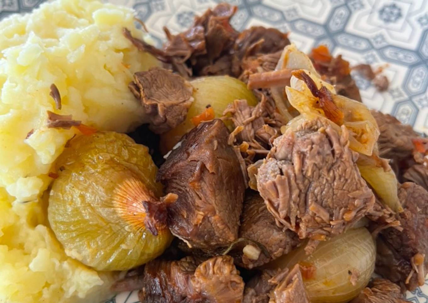 Beef Stifado with pickling onions - Στιφάδο στο φούρνο