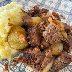 Beef Stifado with pickling onions - Στιφάδο στο φούρνο A picture of Beef Stifado with pickling onions - Στιφάδο στο φούρνο.