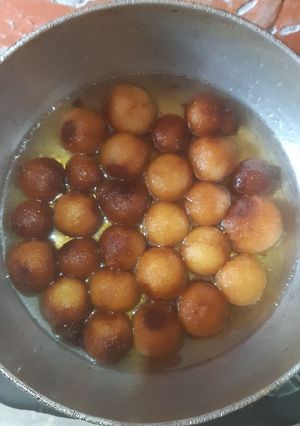 A picture of Gulab jamun.