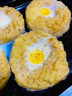 Una foto de NIDOS DE PURÉ DE 🥔PAPAS🥔Y 🥚🥚HUEVO🍳