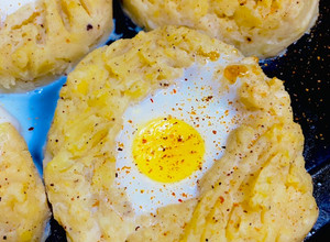 Una foto de NIDOS DE PURÉ DE 🥔PAPAS🥔Y 🥚🥚HUEVO🍳