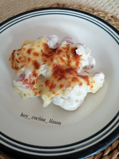 Foto principal de Coliflor gratinada con salchichas y salsa de queso