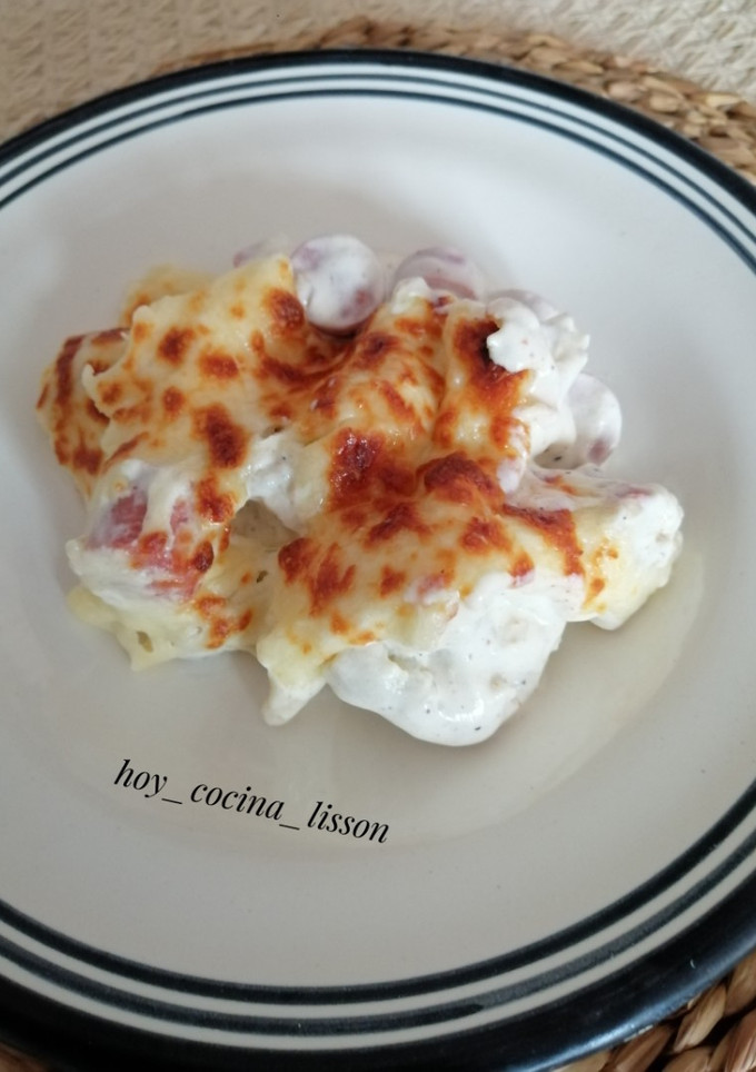 Una foto de Coliflor gratinada con salchichas y salsa de queso