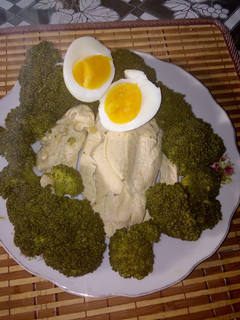 Una foto de Pechuga de pollo con ensalada de brócoli