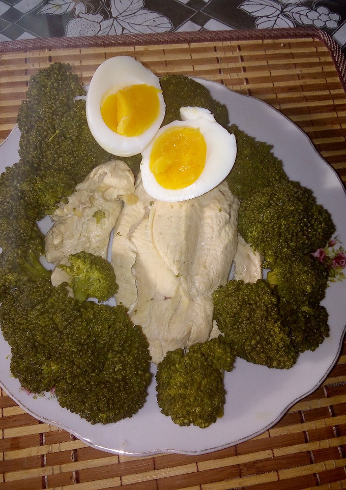 Una foto de Pechuga de pollo con ensalada de brócoli
