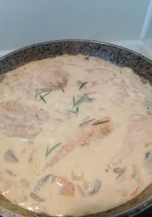 Foto resep 𝘾𝙧𝙚𝙖𝙢𝙮 𝘾𝙝𝙞𝙘𝙠𝙚𝙣 𝙈𝙪𝙨𝙝𝙧𝙤𝙤𝙢 (keto friendly)