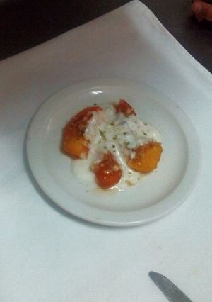 Una foto de Albaricoques y melocotones con salsa de lima y limón Marroquí