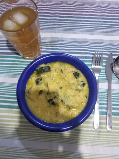 Una foto de Guiso de pollo al curry y calabacín