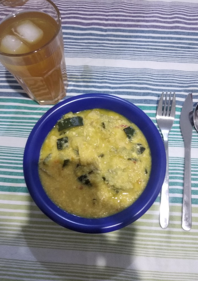 Una foto de Guiso de pollo al curry y calabacín