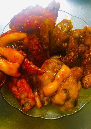 Hình của món Gà sốt 4 vị và tokbokki.