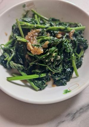 Hình của món Rau ngải cứu xào tỏi.