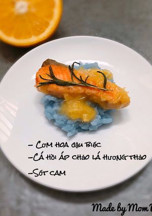 Hình của món Cơm hoa đậu biếcCá hồi áp chảo lá hương thảoSốt cam.