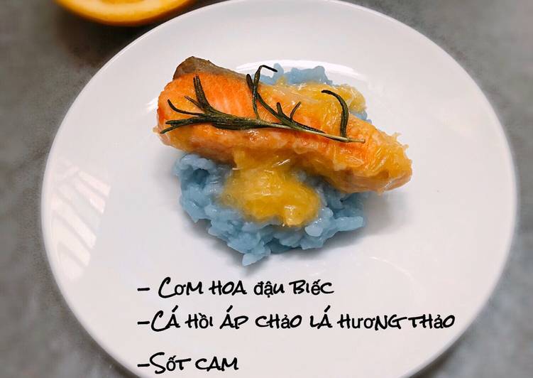 Cơm hoa đậu biếc
Cá hồi áp chảo lá hương thảo
Sốt cam