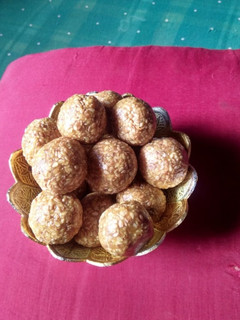 તલ ના લાડુ (Til Ladoo Recipe In Gujarati) રેસીપી મુખ્ય ફોટો