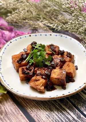 Hình của món Đậu Hủ Sốt Tương Hột Đen.