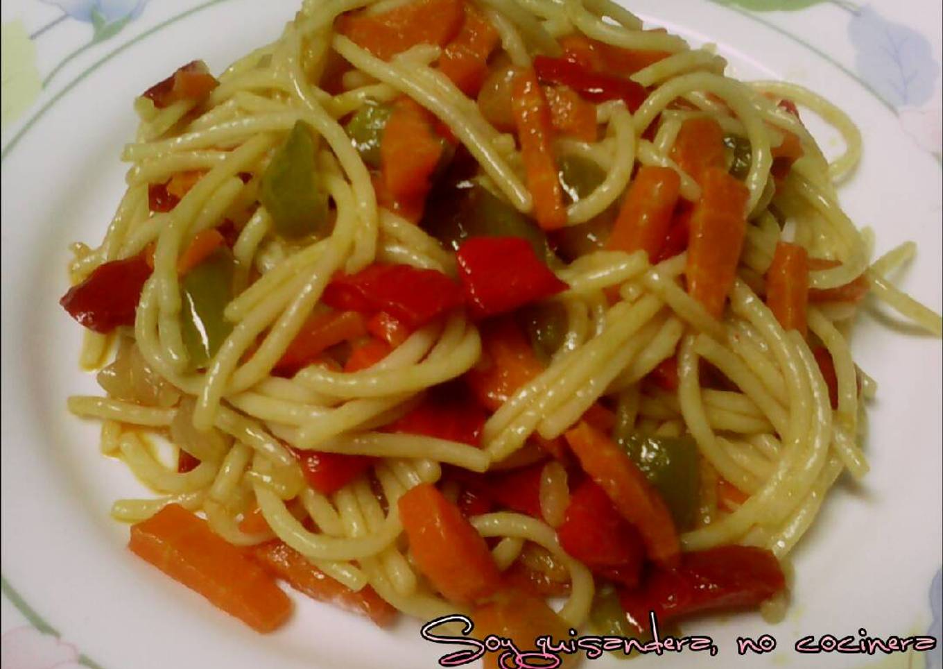 Espaguetis con fritada de verduras