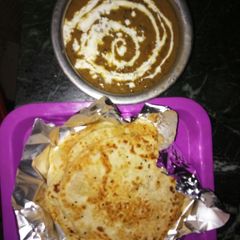 A picture of Daal makhni with aalu naan.