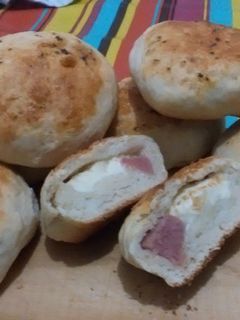 Una foto de Pancitos rellenos de jamón y queso