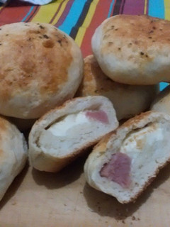 Una foto de Pancitos rellenos de jamón y queso