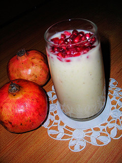 Una foto de Mousse de plátano con granada