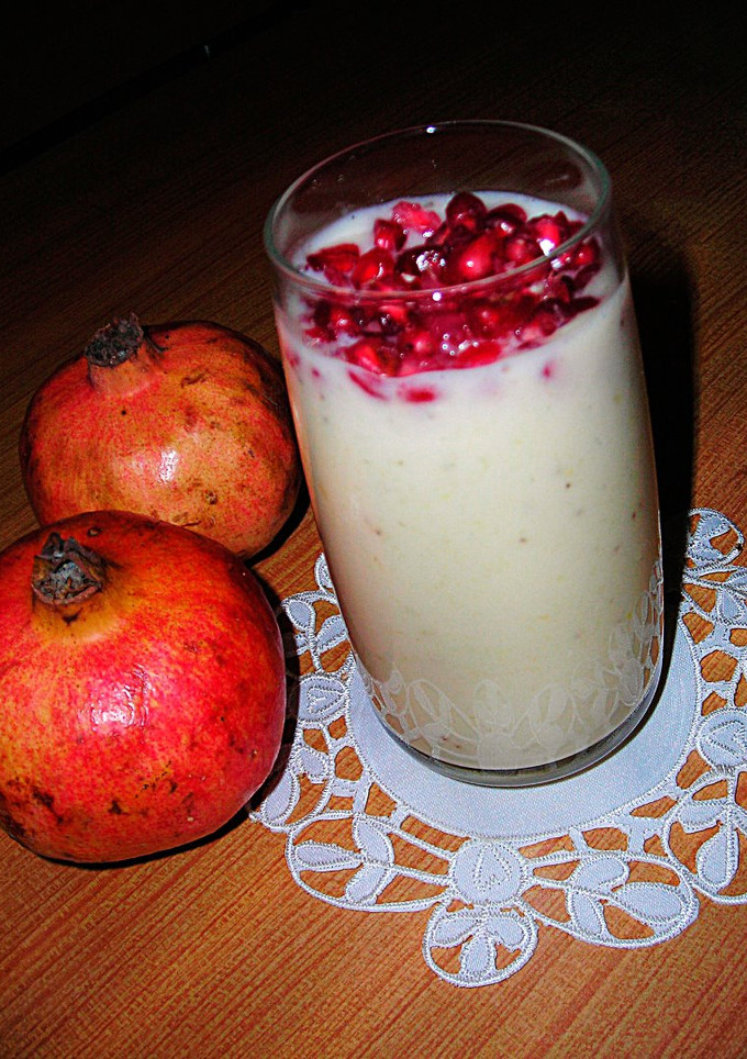 Una foto de Mousse de plátano con granada