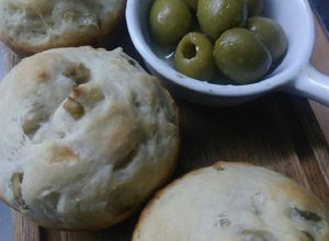 Una foto de Pan de aceitunas y cebolla fácil en (molde de muffins y latas)