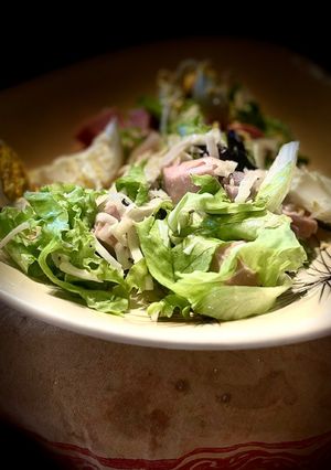 Une photo de Salade mixte avec… salade