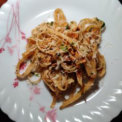 A picture of Aglio e olio fettuccine.