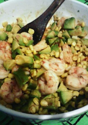 Una foto de Ensalada tibia de langostinos, palta y maíz