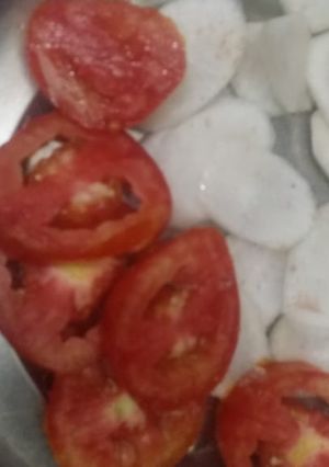 A picture of Tomato radish salad.
