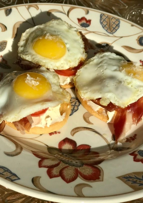Una foto de 🎄Tartines navideñas de ibérico con huevitos de codorniz🎄