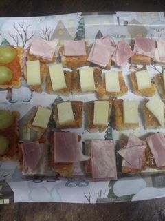 Una foto de Bandeja de jamón y queso