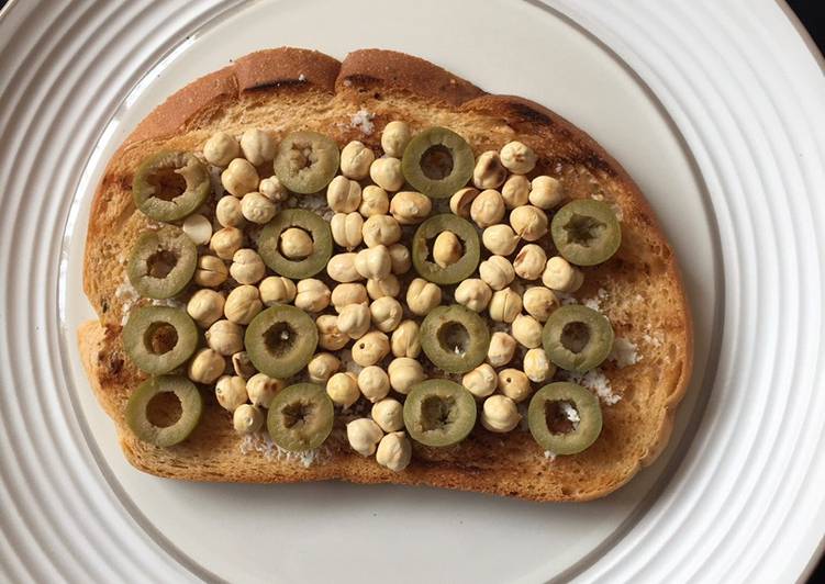 Cara Menyiapkan Feta Cheese Toast with Olive and Chickpeas yang Enak