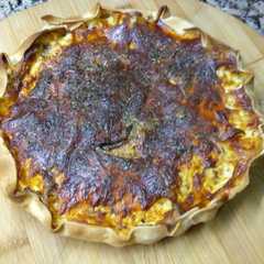 A picture of Tarta abierta de jamón, queso y calabaza asada.