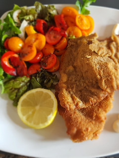 Una foto de #Milanesa con ensalada rápida